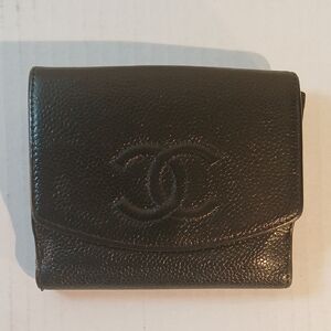 Stunning CHANEL Textured Black Pebble Leather CC Bi-Fold Wallet